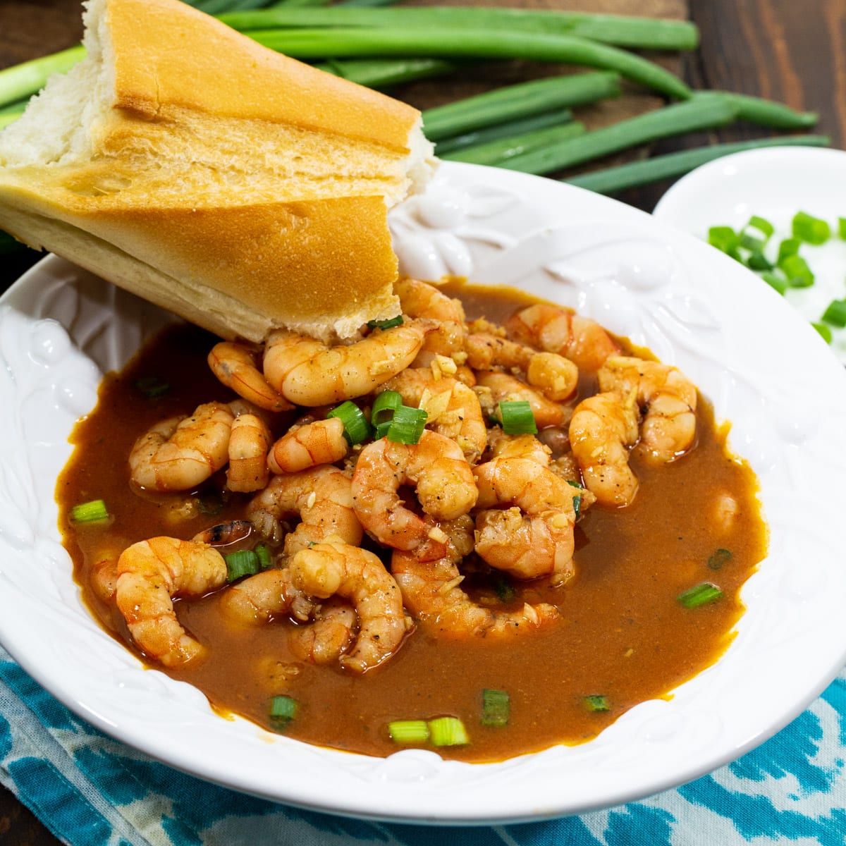 Bubba Gump Copycat Shrimp in a bowl and some fresh French bread.