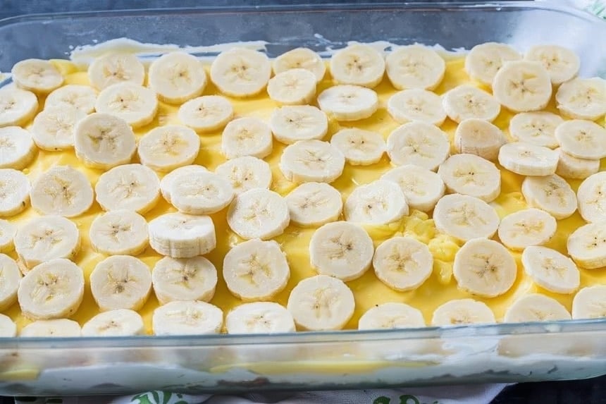 Sliced bananas on top of pudding layer.