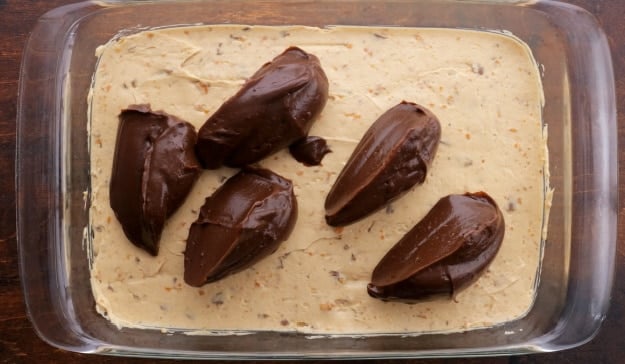 Spreading the pudding layer.