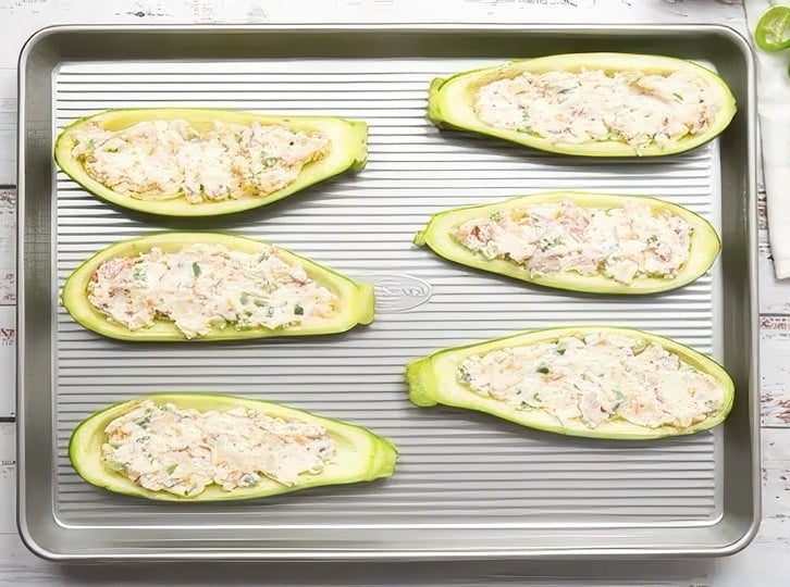 Zucchini stuffed with filling.