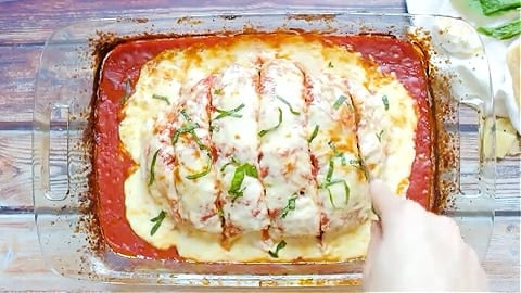 Cutting meatloaf in slices.