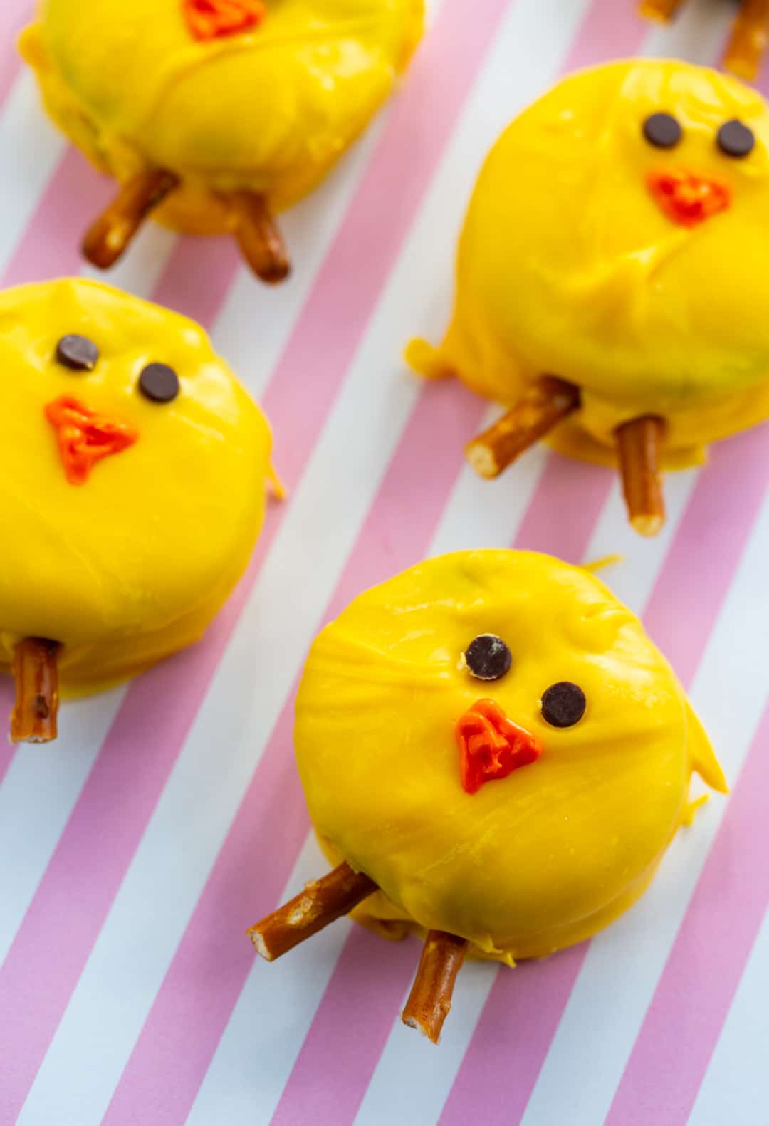 Oreo Easter Chicks on pink and white background.