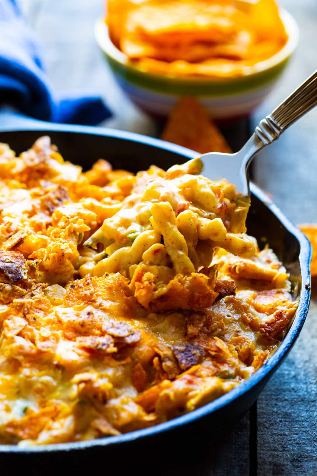 Fork lifting a bite of mac and cheese out of pan.