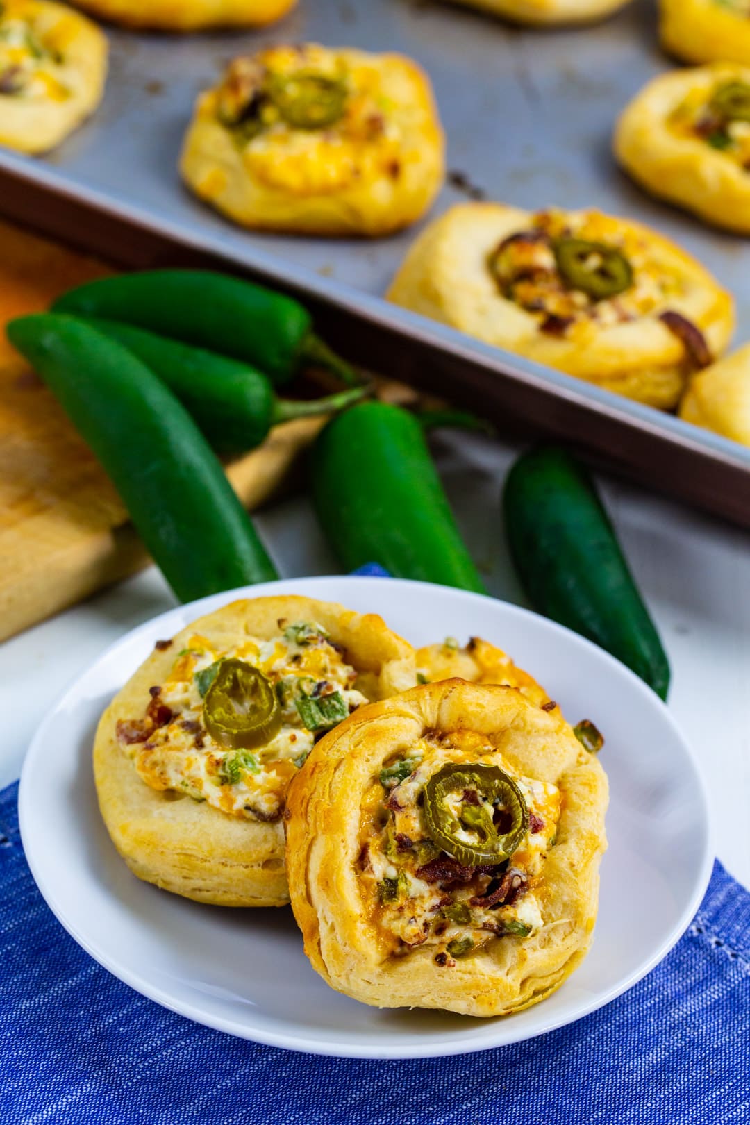 Biscuit rounds connected  a sheet  and much  connected  a baking sheet.