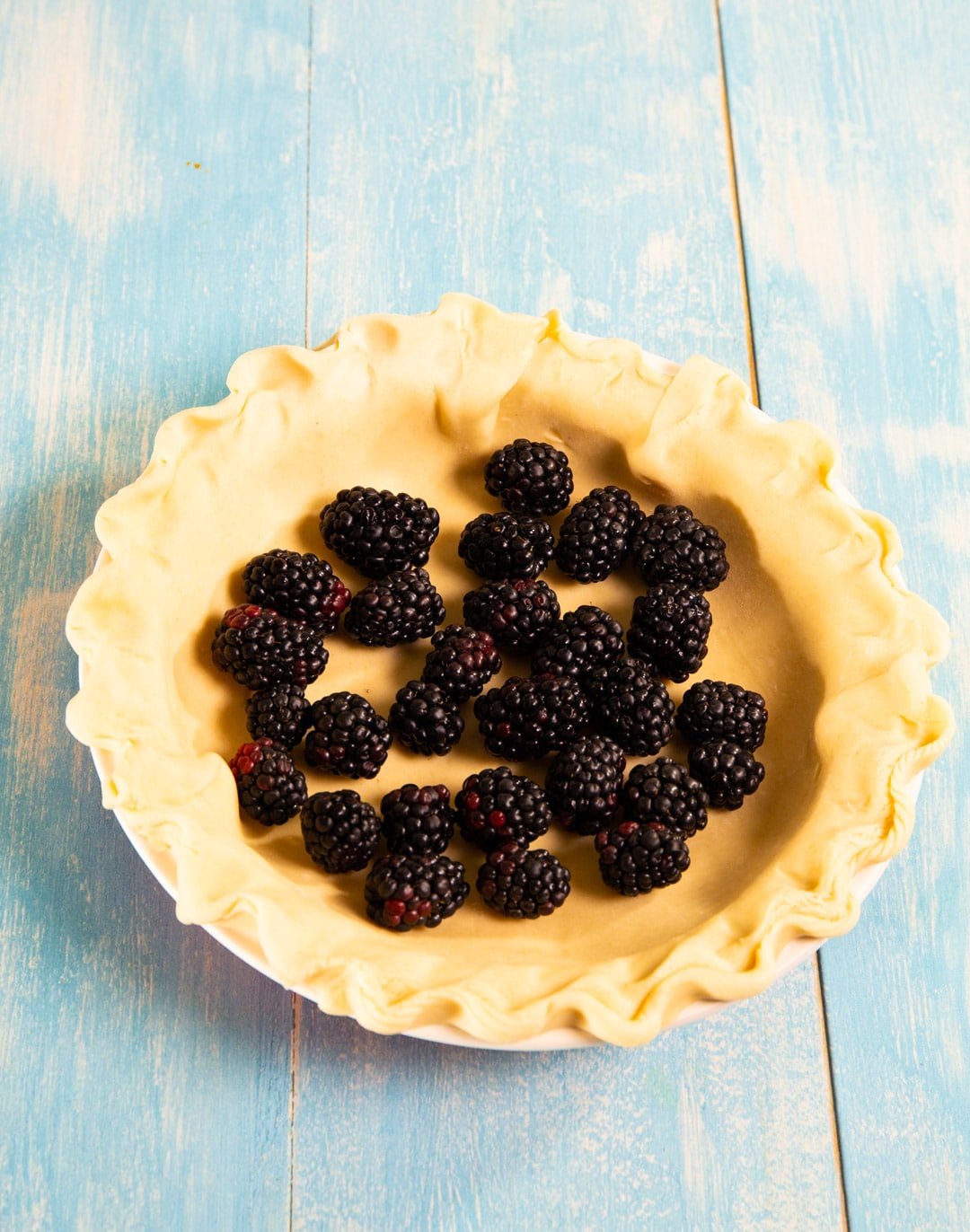 Fresh blackberries in unbaked pie crust.