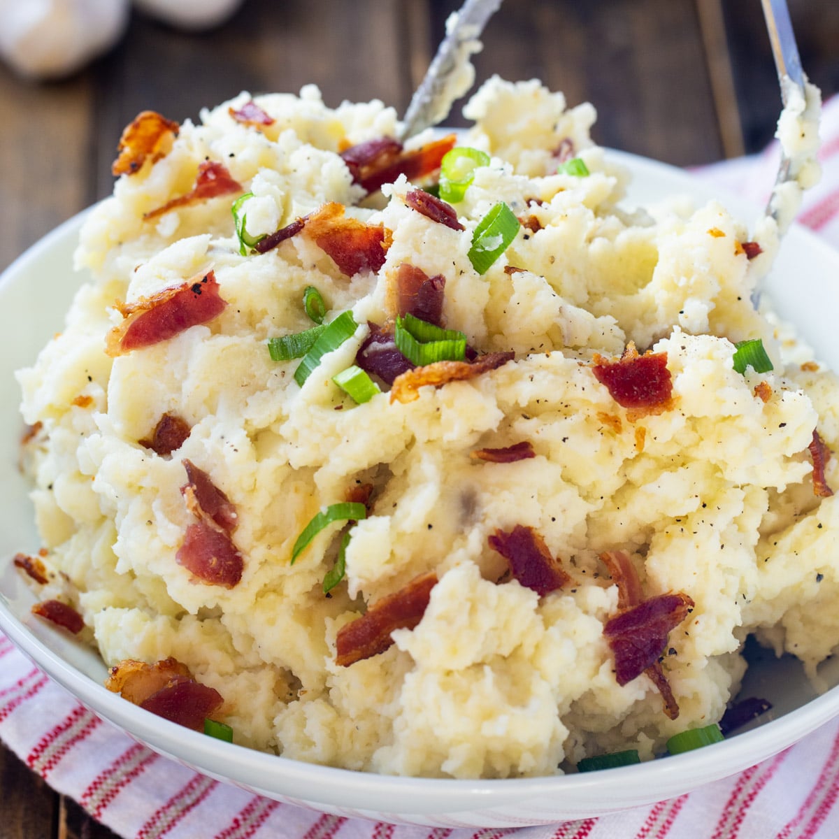 Roasted Garlic and Bacon Mashed Potatoes in a serving bowl.