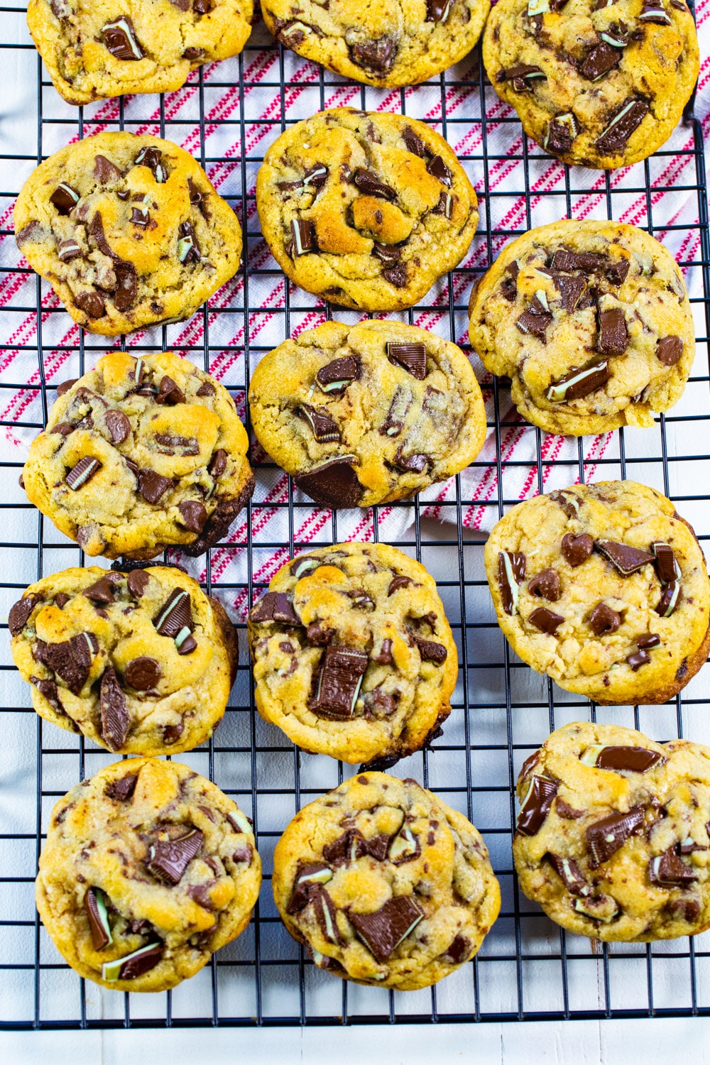 Cookies on a wire rack.