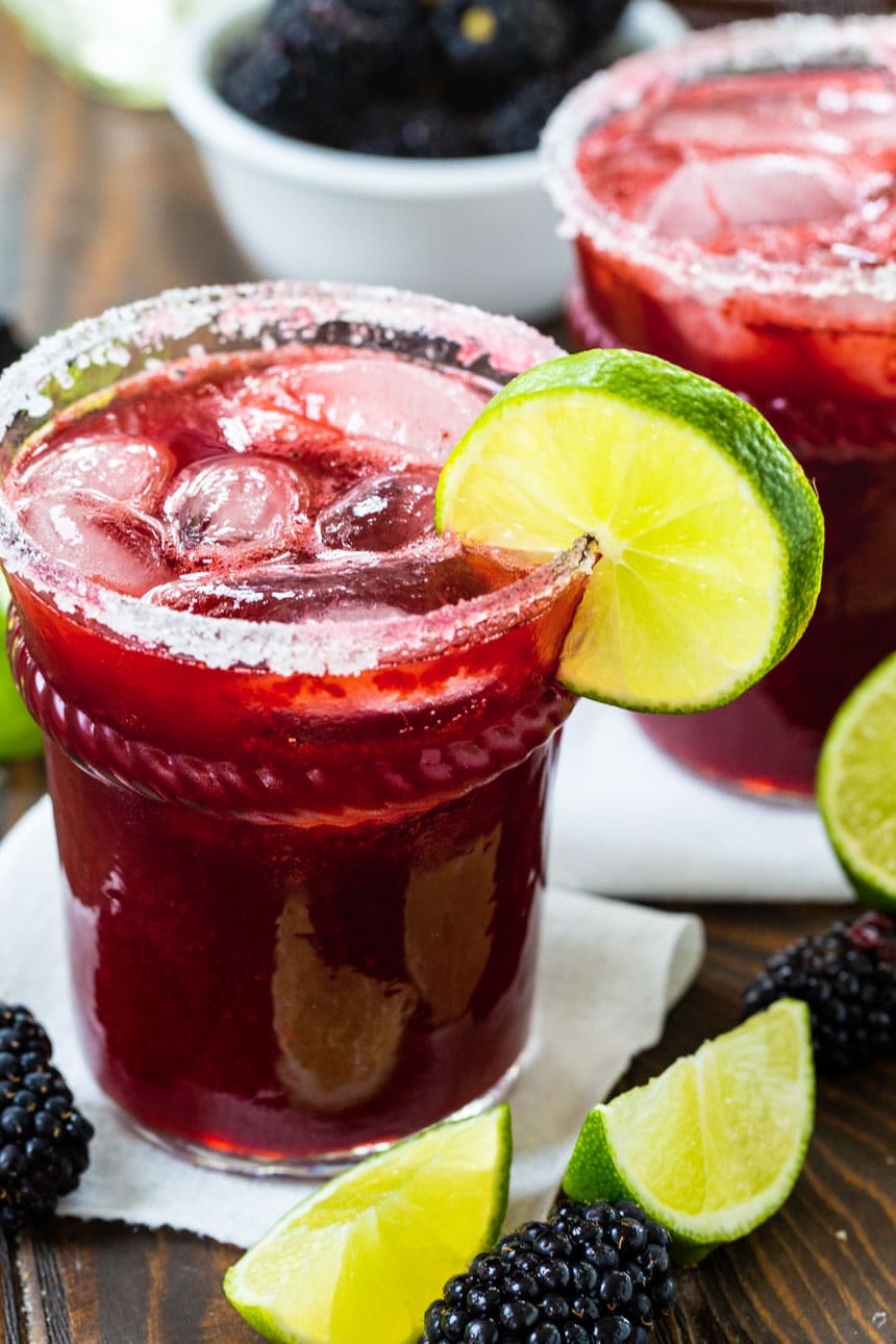 Margarita mit Brombeeren im Glas mit Limettenscheibe.