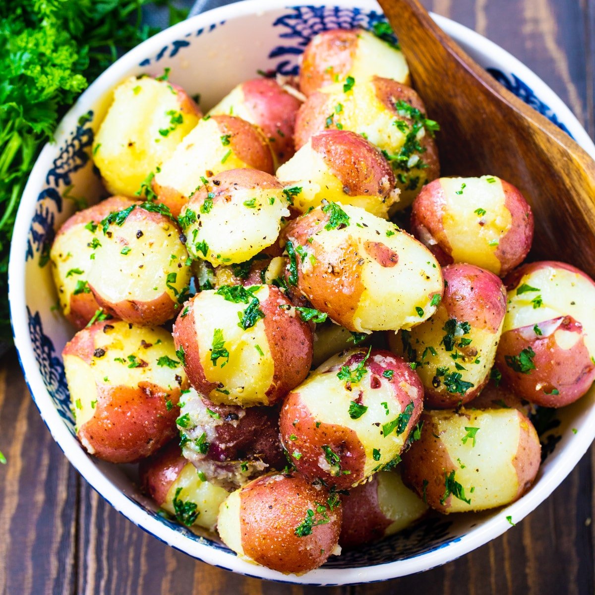 Les pommes de terre persillées au beurre dans un bol de service.