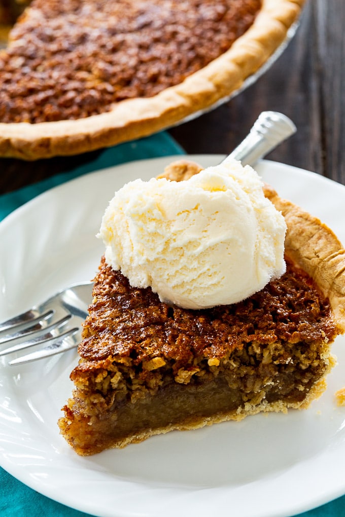 Tarte de aveia com uma colher de gelado de baunilha