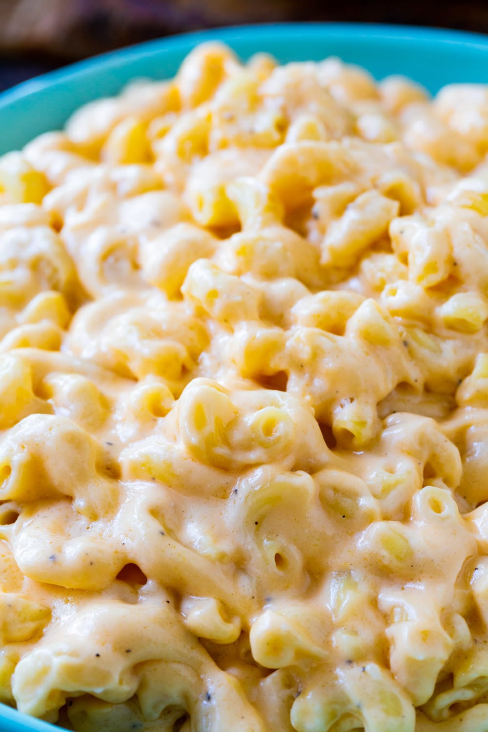 Close-up of Velvet Mac and Cheese in a blue bowl.