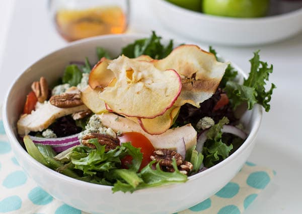 Ensalada de pollo con manzana en un bol blanco.