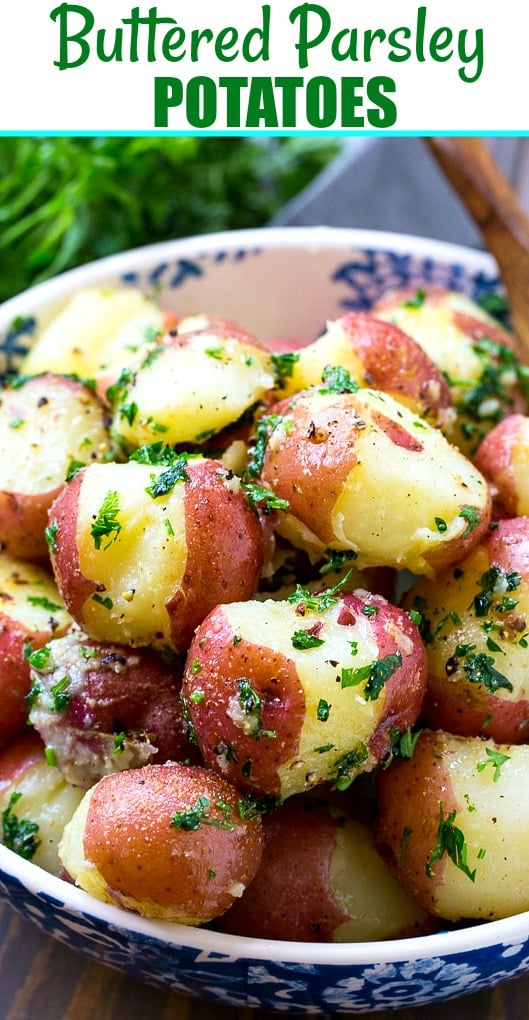 Patatas cubiertas con perejil picado en una fuente de servir.