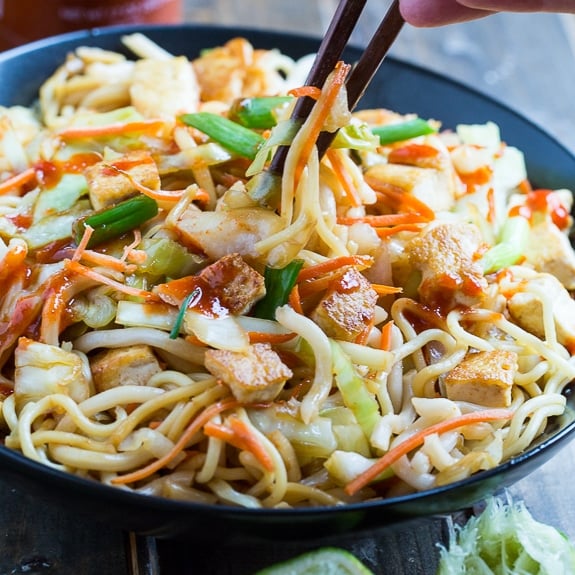 Noodles piccanti e tofu in agrodolce