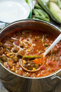 Soupe de bœuf aux légumes - une excellente façon d'utiliser les légumes de fin d'été. Peut être congelé et réchauffé une fois le temps plus frais installé.